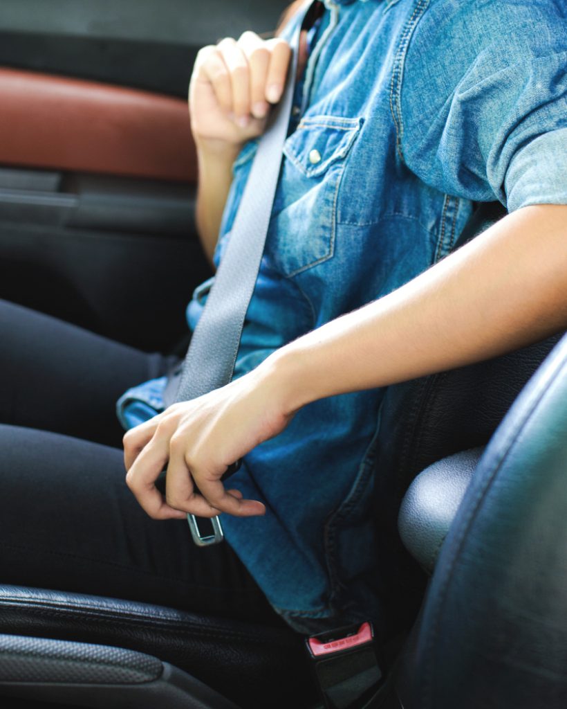 femme-assise-siege-auto-ceinture-securite-fixation